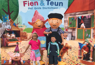 Children posing in front of a Fien & Teun backdrop at Het Grote Dierenfeest in Costa Kabrita, North Brabant.