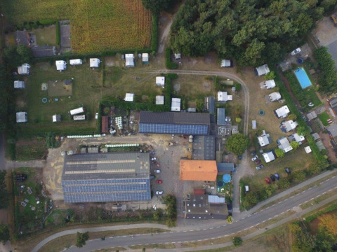 Vista aérea del parque vacacional Costa Kabrita en Brabante Septentrional, Países Bajos, con caravanas y césped.