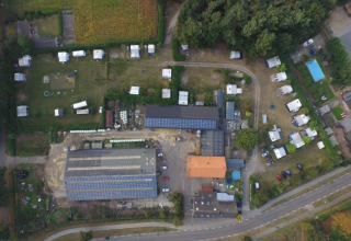 Luchtbeeld van vakantiepark Costa Kabrita in Noord-Brabant, Nederland, met caravans en grasvelden.