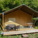 Safari-Zelt mit Holzterrasse, Sitzgruppe und Tisch auf dem Campingplatz Bockenauer Schweiz, Deutschland.