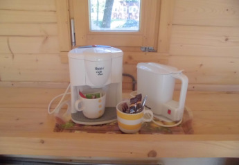 Koffiezet en waterkoker op houten keukenblad in Kabouterhuisje in Vakantiepark 't Urkerbos, Nederland.