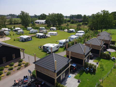 Vista aerea del Camping Nieuw Romalo, parco vacanze in Gelderland, Paesi Bassi, con roulotte e bungalow.