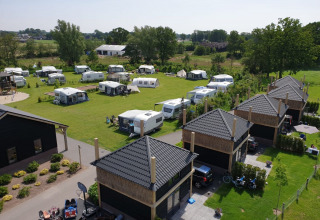 Vista aérea de Camping Nieuw Romalo, un parque vacacional en Gelderland, Países Bajos, con caravanas y chalets.