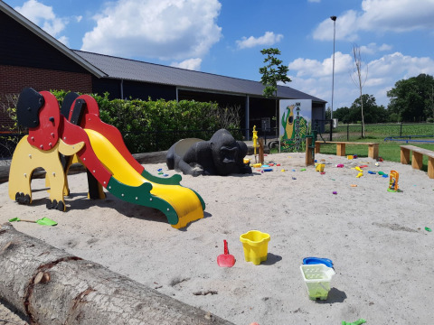 Parco giochi con scivolo, animali e giochi da sabbia a Camping Nieuw Romalo, Gelderland, Paesi Bassi.