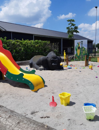 Parque infantil con tobogán, figuras de animales y juguetes de arena en Camping Nieuw Romalo, Gelderland, Países Bajos.