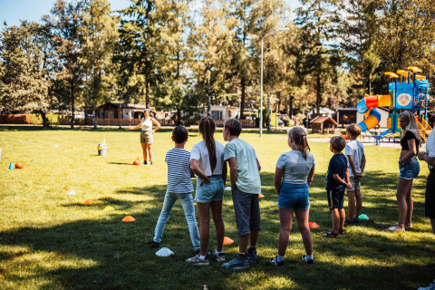 Niños juegan actividades al aire libre en Eurocamping Vessem BV, un parque vacacional en North-Brabant, Países Bajos.