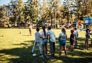 Kinder nehmen an Outdoor-Spielen im Ferienpark Eurocamping Vessem BV in Nordbrabant, Niederlande, teil.