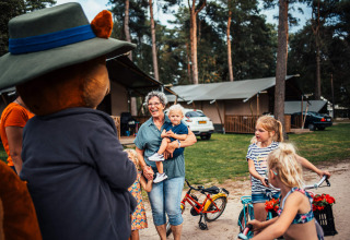 Gezin op vakantie in Eurocamping Vessem BV, Noord-Brabant, met kinderen en een leuke mascotte bij tenten.