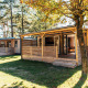Boslodge ved Eurocamping Vessem BV i Holland, hyggelige træhytter omgivet af skov og grønne træer.