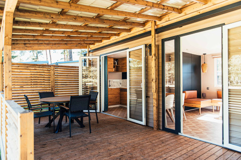 Holzterrasse und moderner Eingang der Boslodge bei Eurocamping Vessem BV in den Niederlanden.