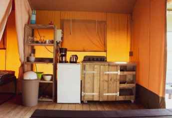 Indvendig udsigt af Safari-telt på Eurocamping Vessem BV i Holland med tekøkken og træmøbler.