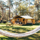 Safari telt med terrasse, bænk og hængekøje ved Eurocamping Vessem BV, omgivet af skov i Holland.