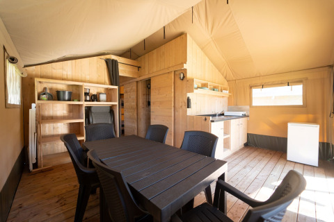 Indvendig udsigt over Safari-telt med badeværelse på Eurocamping Vessem BV, fuldt udstyret køkken og spiseområde.