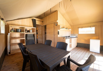 Innenansicht eines Safari-Zeltes mit Bad bei Eurocamping Vessem BV, eingerichtete Küche und Essbereich.