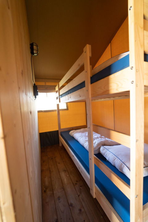 Binnenzicht op stapelbedden in een safaritent bij Eurocamping Vessem BV in Nederland.