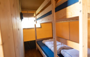 Indvendigt billede af køjesenge i en safari-telt lodge på Eurocamping Vessem BV, Nederlandene.