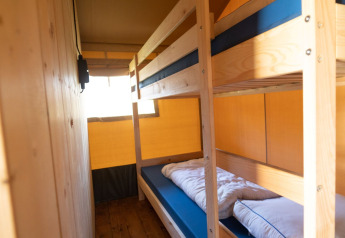Vista interna di letti a castello in una tenda safari presso Eurocamping Vessem BV nei Paesi Bassi.