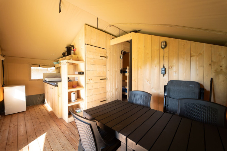 Innenansicht eines Safari-Zeltes mit Küche und Esstisch bei Eurocamping Vessem BV in den Niederlanden.