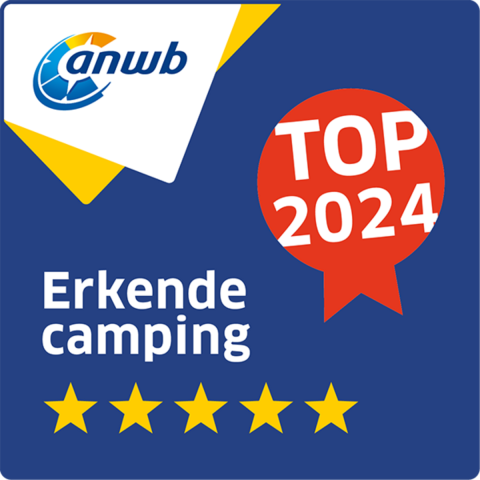 ANWB Top 2024 label voor erkende camping, vijfsterren glamping verblijf op blauwe achtergrond.
