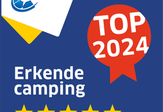 ANWB Top 2024 label voor erkende camping, vijfsterren glamping verblijf op blauwe achtergrond.