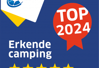 ANWB Top 2024 label voor erkende camping, vijfsterren glamping verblijf op blauwe achtergrond.