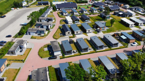 Vista aérea de casas de vacaciones y caminos en Vakantiepark de Zeeuwse Parel, parque vacacional en Zelanda, Países Bajos.