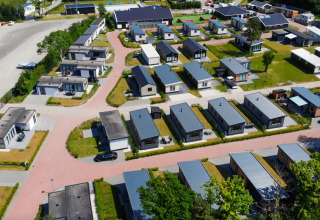 Luftaufnahme von Ferienhäusern und Wegen im Vakantiepark de Zeeuwse Parel in Zeeland, Niederlande.