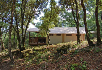 SunLodge Safari tent bij Slow Village Provence Occitane in Frankrijk, omgeven door bomen en natuur.