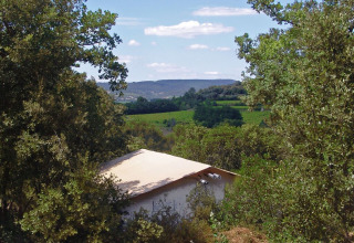 Tienda safari SunLodge Safari en Slow Village Provence Occitane, Francia, rodeada de naturaleza y colinas verdes.