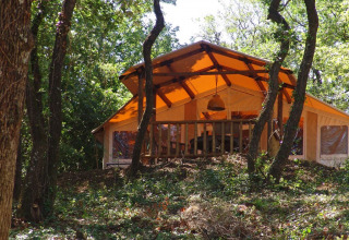 Tienda safari SunLodge Safari en Slow Village Provence Occitane en Francia, rodeada de árboles y naturaleza.