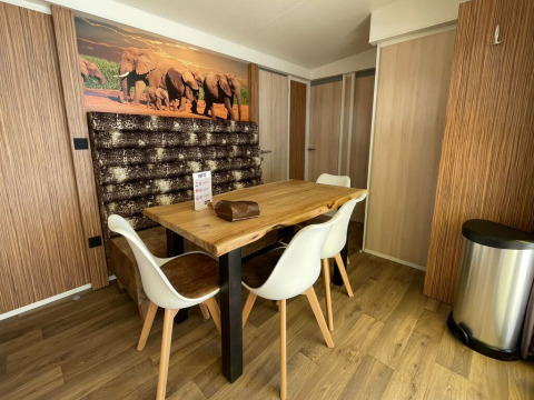 Comedor en SunLodge Sabai en Camping Union Lido Mare, Italia, con decoración moderna y arte de elefantes.