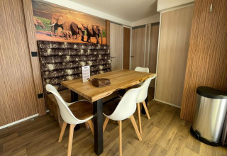 Comedor en SunLodge Sabai en Camping Union Lido Mare, Italia, con decoración moderna y arte de elefantes.