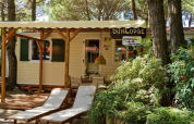 Solskinsfyldt SunLodge Maple hytte ved Camping Village Marina di Venezia, Italien med liggestole foran.