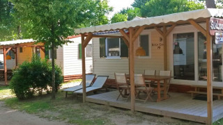 Mobil-homes SunLodge Aspen Combi au Camping Union Lido Mare en Italie, avec terrasses et chaises dehors.
