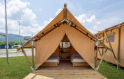 Tienda safari SunLodge Pamoja&Kambi en Camping Terme Catez, Eslovenia, dos camas y terraza de madera.