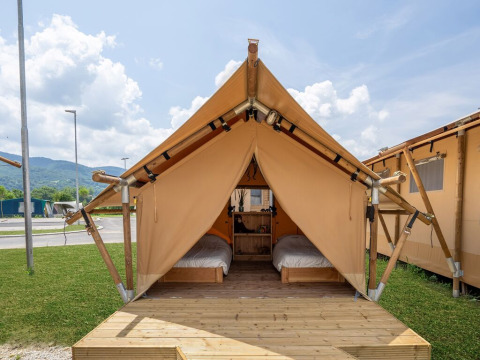 Tienda safari SunLodge Pamoja&Kambi en Camping Terme Catez, Eslovenia, dos camas y terraza de madera.