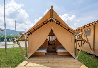 Tienda safari SunLodge Pamoja&Kambi en Camping Terme Catez, Eslovenia, dos camas y terraza de madera.