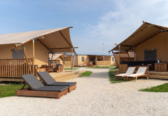 Buitenaanzicht van de SunLodge Taiga safaritent met ligstoelen op Camping Terme Catez in Slovenië.