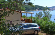 Stacaravan en auto bij SunLodge Aspen op Camping Village Poljana, met uitzicht op de Kroatische kust.