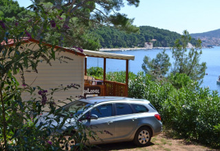 Mobilhome og bil ved SunLodge Aspen på Camping Village Poljana, med udsigt over kysten i Kroatien.