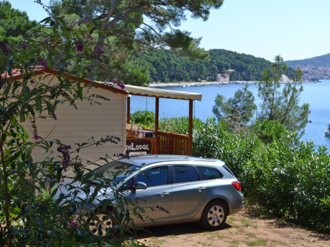 Casa móvil y coche en SunLodge Aspen en Camping Village Poljana, con vistas a la costa croata.