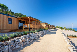 Lodge in legno al sole presso SunLodge Catalpa al Camping Village Poljana, Croazia, vista mare Adriatico.