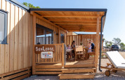 Familia disfruta de la terraza de madera en SunLodge Catalpa, Camping Village Poljana, Croacia y buen clima.