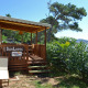 Solbeskinnet terrasse og stol ved SunLodge Redwood på Camping Village Poljana i Kroatien med udsigt til havet.