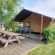 Glamping Safari-telt Ekster på Camping De Gouwe Stek i Holland med træterrasse og picnicbord.