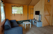 Innenraum des Safari-Zelts Glamping Safari tent Ekster auf Camping De Gouwe Stek in den Niederlanden.