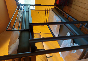 Blick auf ein Etagenbett in einem Glamping-Safarizelt bei Camping De Gouwe Stek in den Niederlanden.