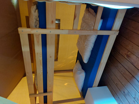 Binnenaanzicht van Safari tent Kievit met stapelbedden bij Camping De Gouwe Stek in Nederland.