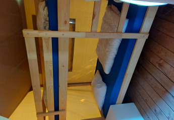 Interieur van Safari tent Kievit met stapelbedden bij Camping De Gouwe Stek in Nederland.