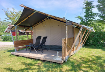 Tienda Safari Merel con terraza en Camping De Gouwe Stek, Países Bajos, bajo un cielo soleado.